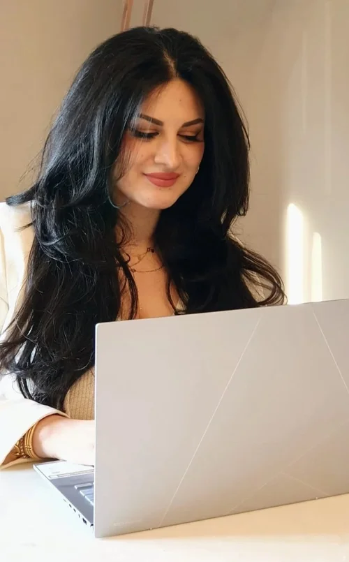 Lama working with a client online